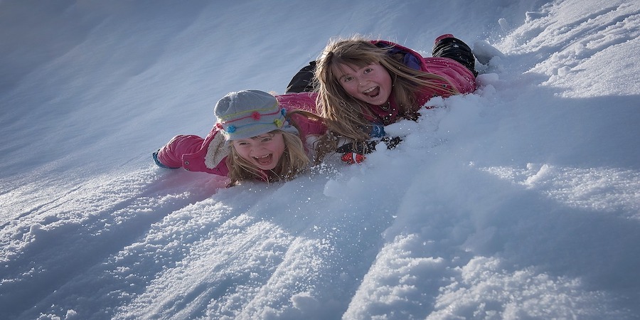 Kinder die im Schnee spielen