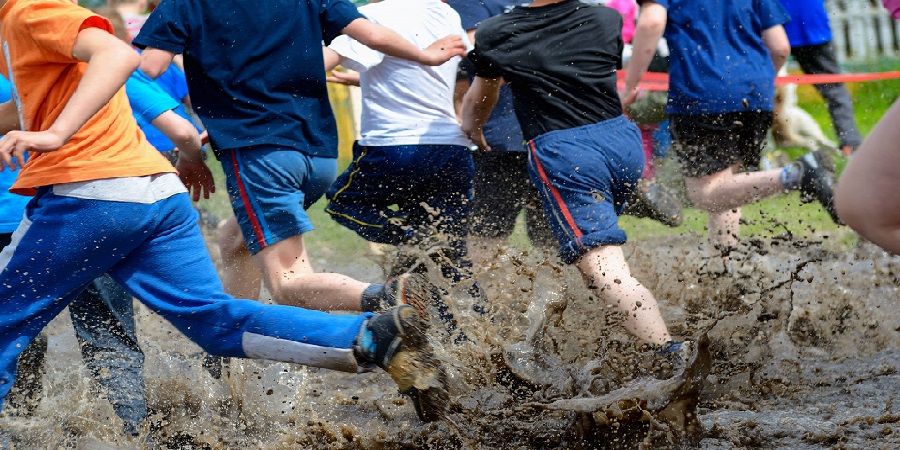 Am Muddy Angel Run für Frauen laufen Läuferinnen durch Schlamm