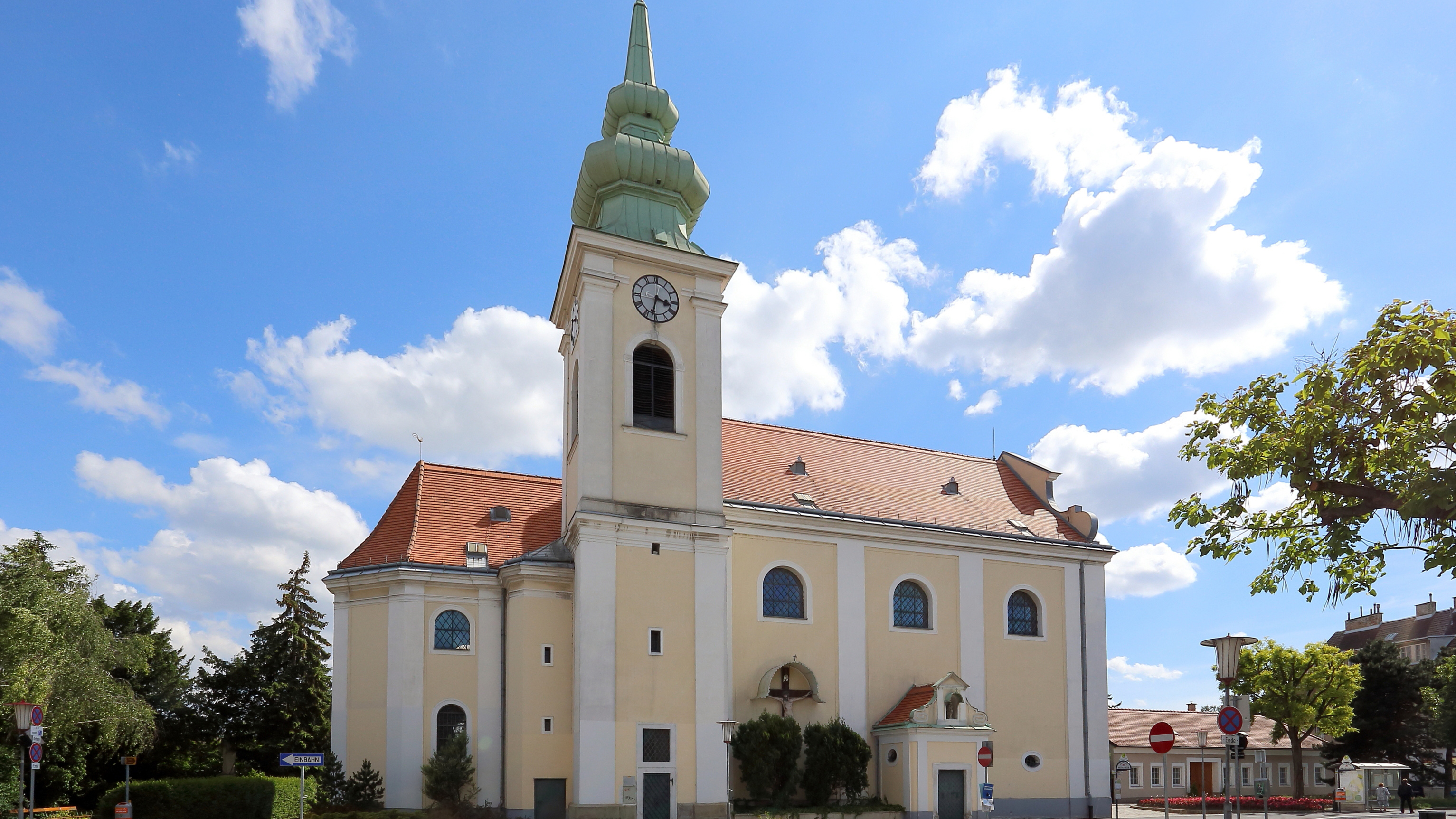 Maria Elend-Kirche in Leopoldau bei strahlend blauem Himmel.