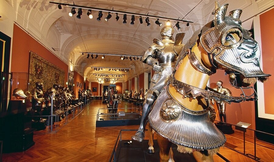 Ritter mit Rüstung auf einem Pferd mit Rüstung in der Rüstkammer - Schatzkammer Wien