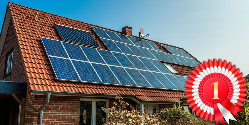 Photovoltaikanalage auf Haus daneben ein Siegerauszeichnugn
