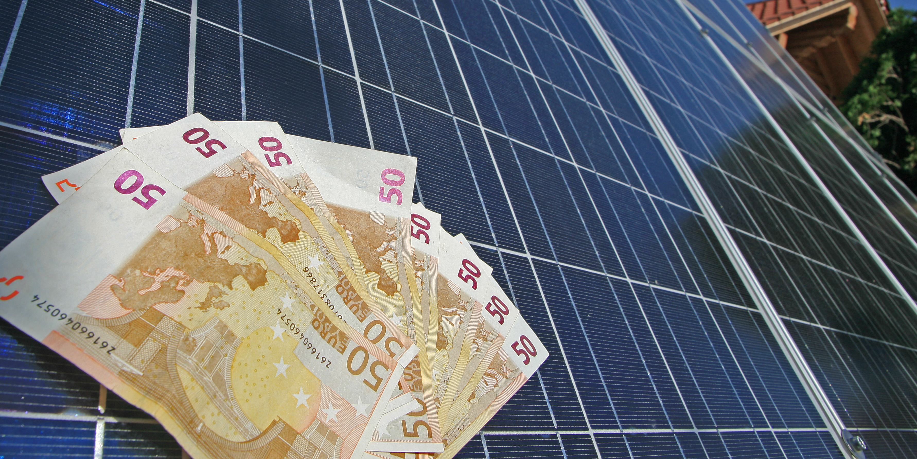 Solarmodul PV-Anlage mit Geld