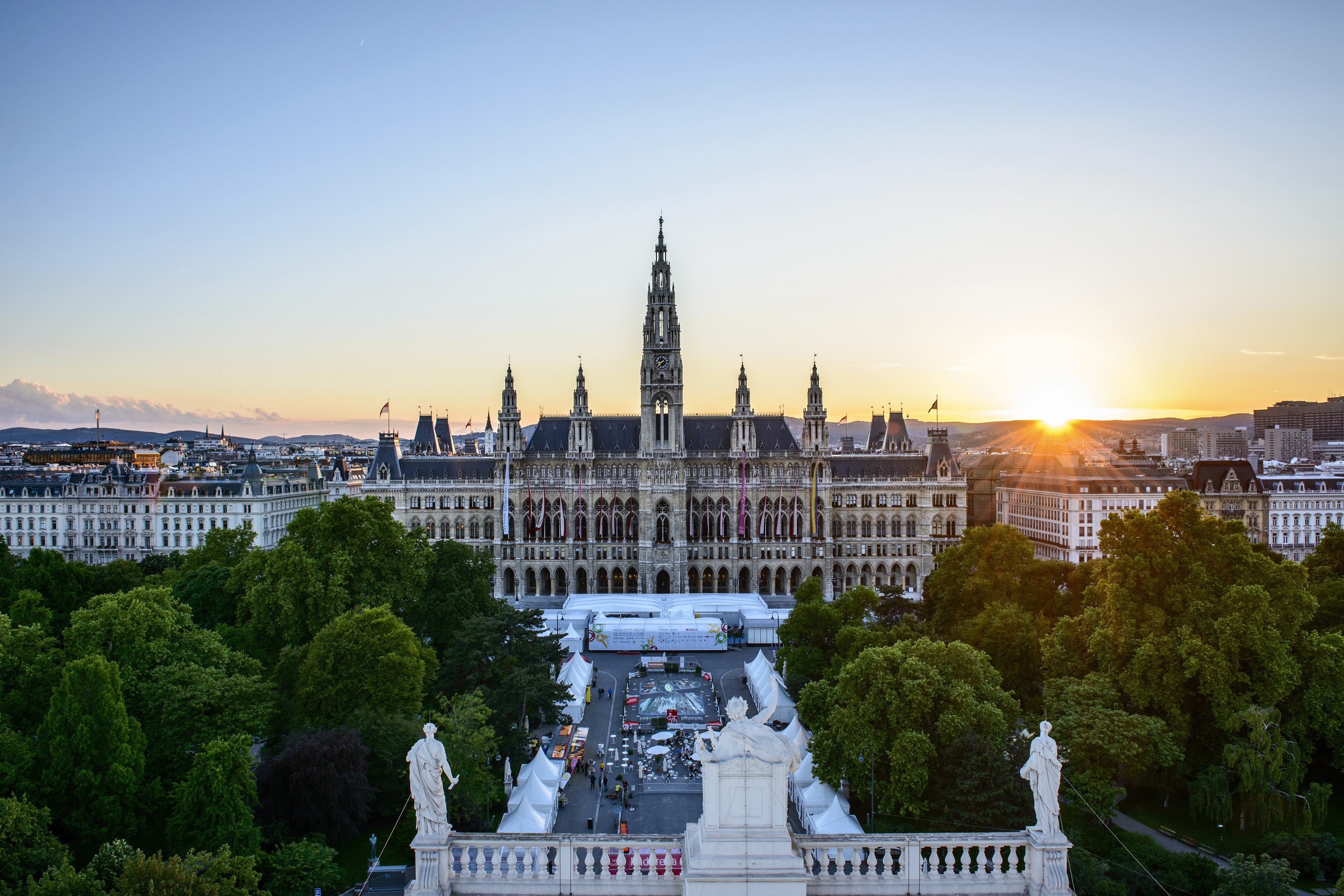 Das Wiener Rathaus bei Sonnenuntergang