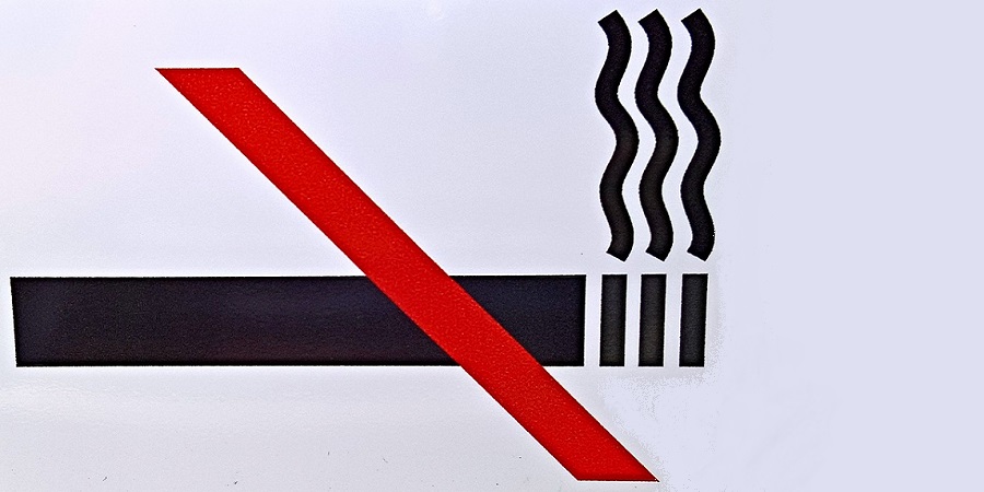 Rauchen Verboten zeichen auf lila Hintergrund