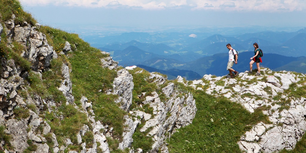 Mann und Frau auf steinigem Anstieg im Hintergrund Aussicht über Berggipfel - der rauhe Kamm am Ötscher