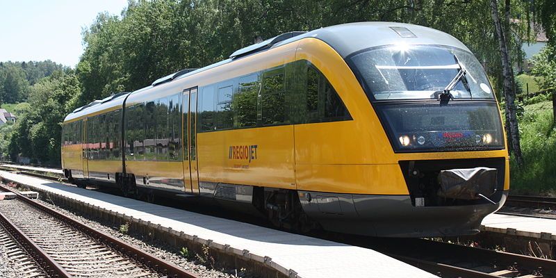 Gelber Regiojet-Zug auf Schienen