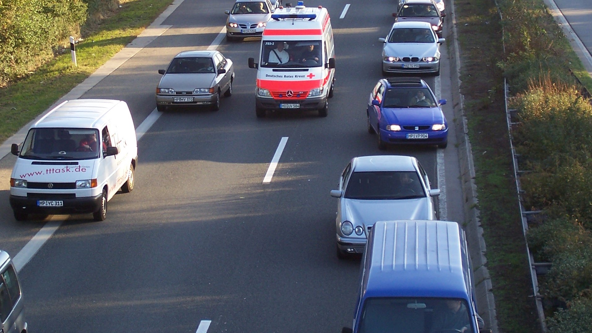 Bild von Autos auf Autobahn, die ordnungsgemäß eine Rettungsgasse bilden und so einem Einsatzwagen die Durchfahrt ermöglichen.