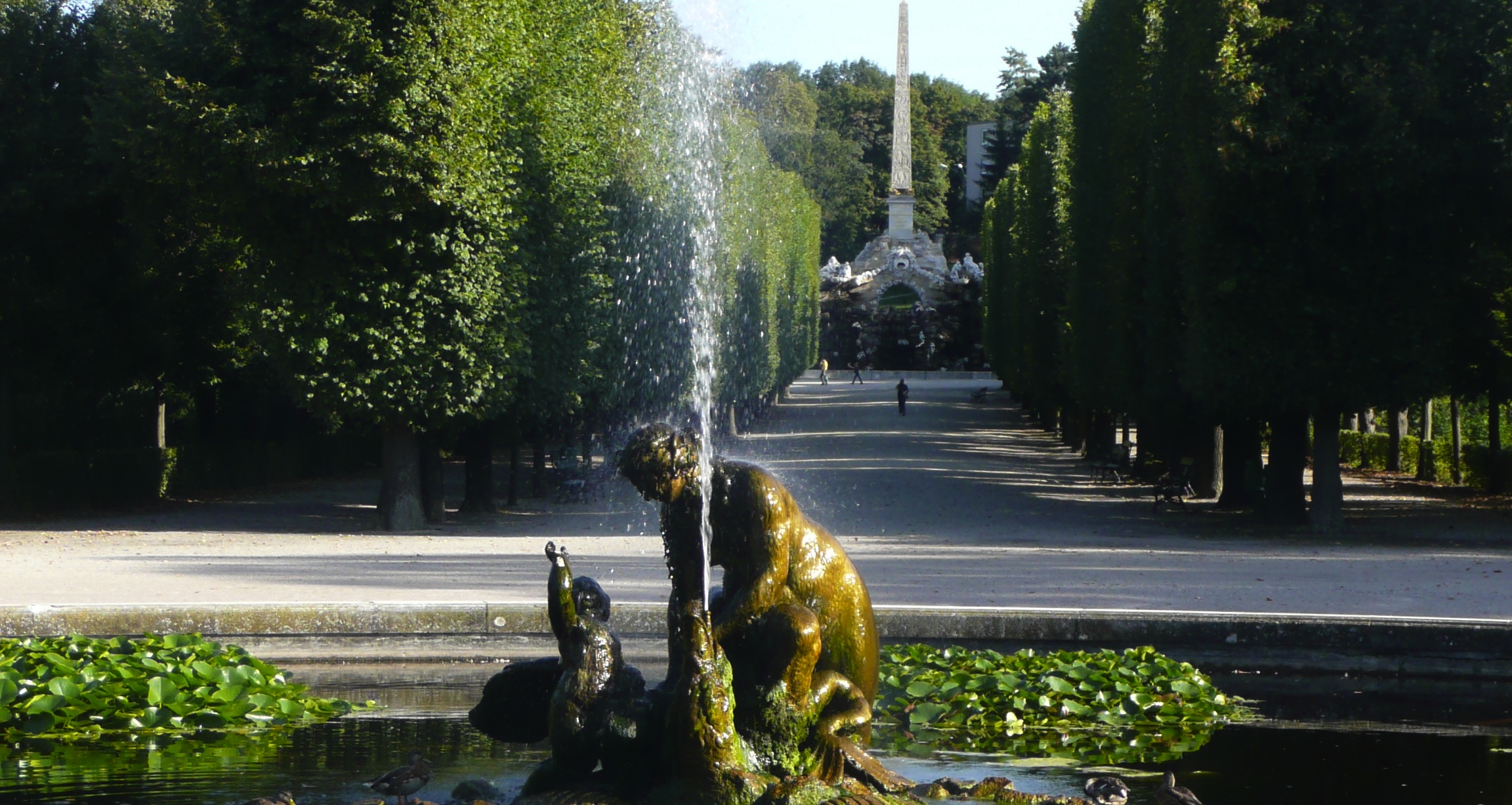 Springbrungen im Park von Schönbrunn Wien