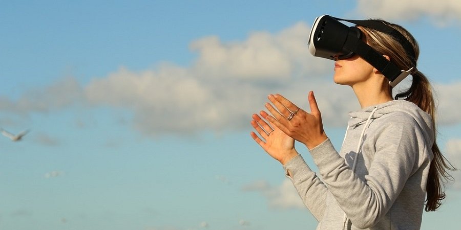 Das Bild zeigt eine Frau mit VR-Brille. 