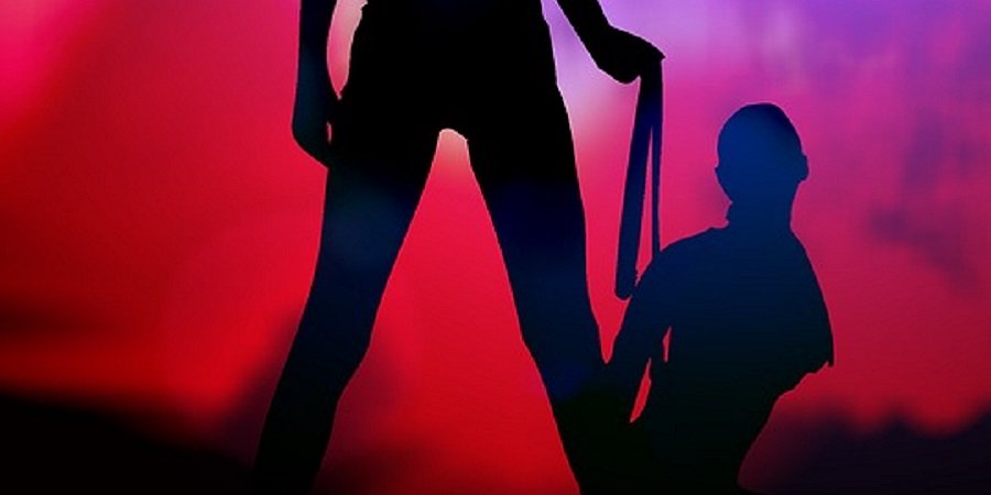 Zwei dunkle Figuren mit rotem Hintergrund beim BDSM Spiel