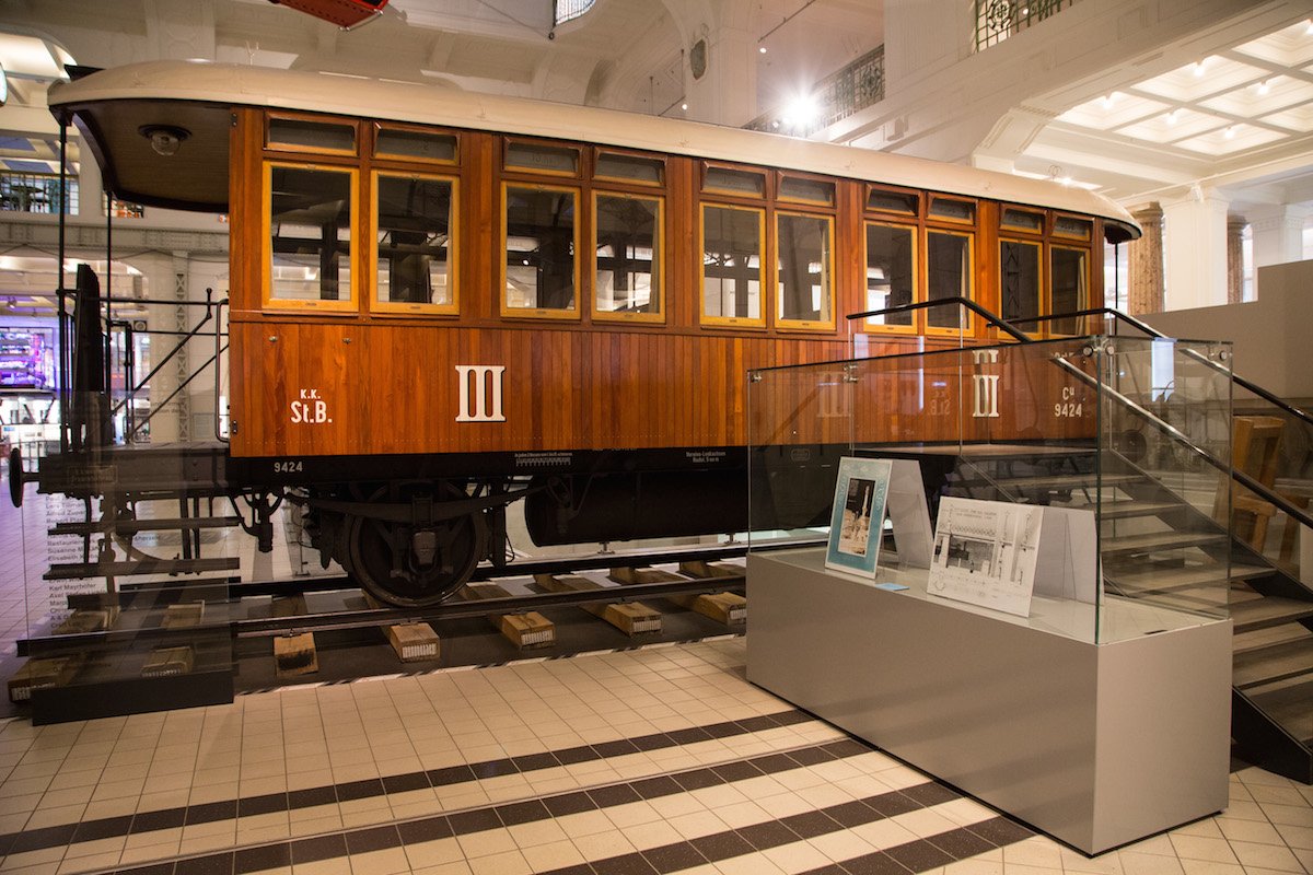 Das Eisenbahnmuseum Schwechat brachte diesen Waggon extra für diese Ausstellung ins TMW