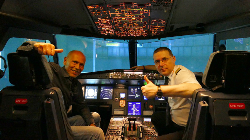 Cockpit mit 2 Männer mit thumbs up