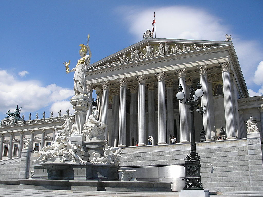 neoklassizistisches Parlamentsgebäude vor blauem Himmel