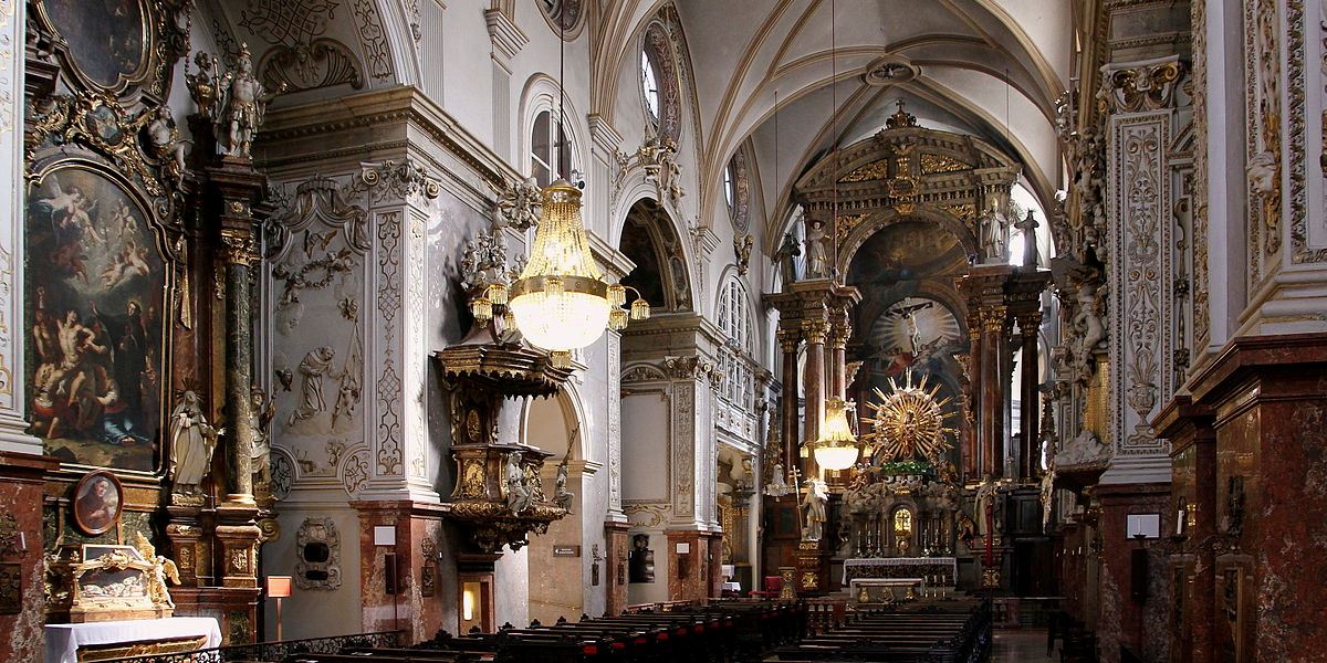 Schiff der Franziskanerkirche in Wien. Zahlreiche Barocke Malereien und Skulpturen