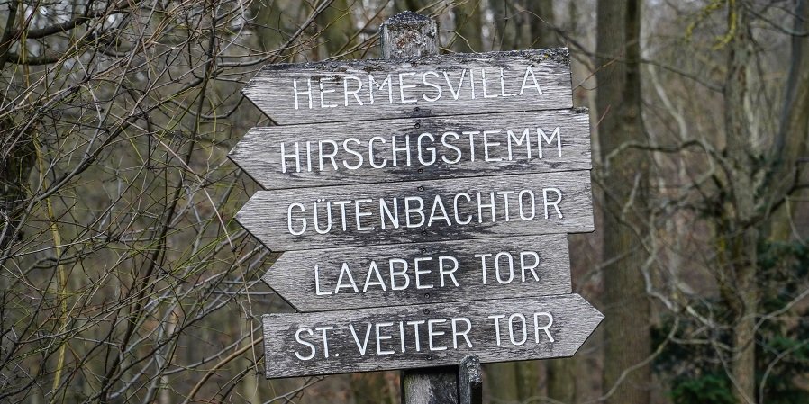 Schild mit allen Wegbeschreibungen Lainzer Tiergarten