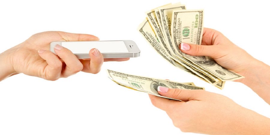 Frau gibt Handy gegen Geld