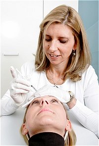 Einer Frau wird Botox in die Stirn gespritzt