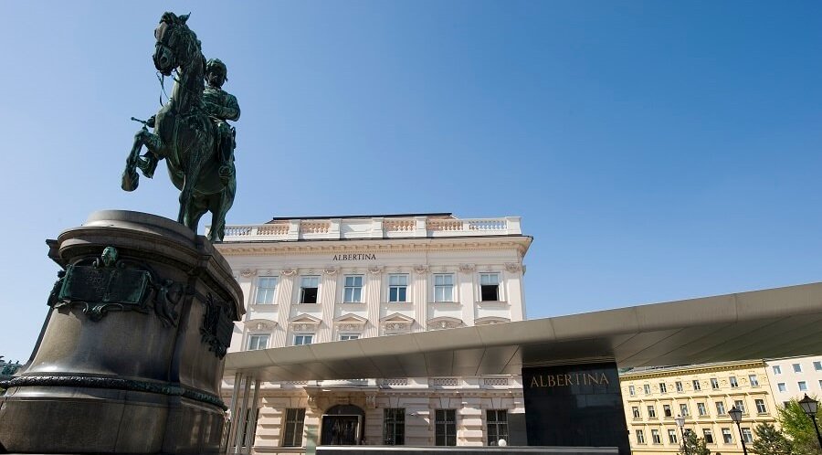 Reiterdenkmal mit Albertina Museum Wien im Hintergrund