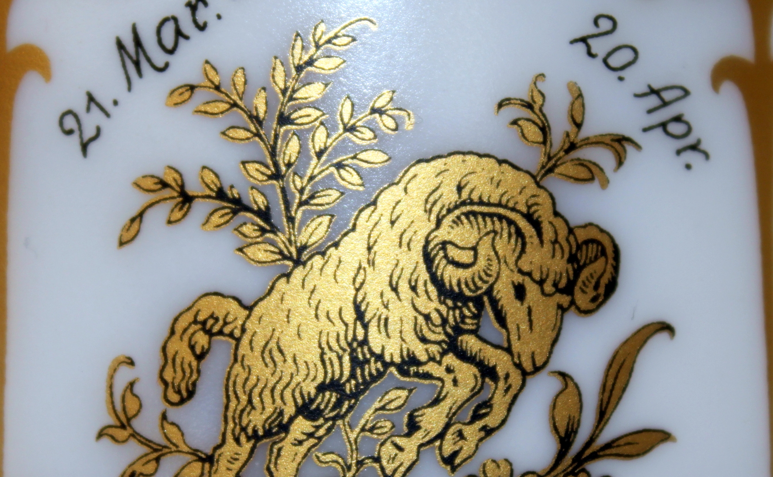 Logo für Sternzeichen Widder in Gold auf Porzellan abgebildet