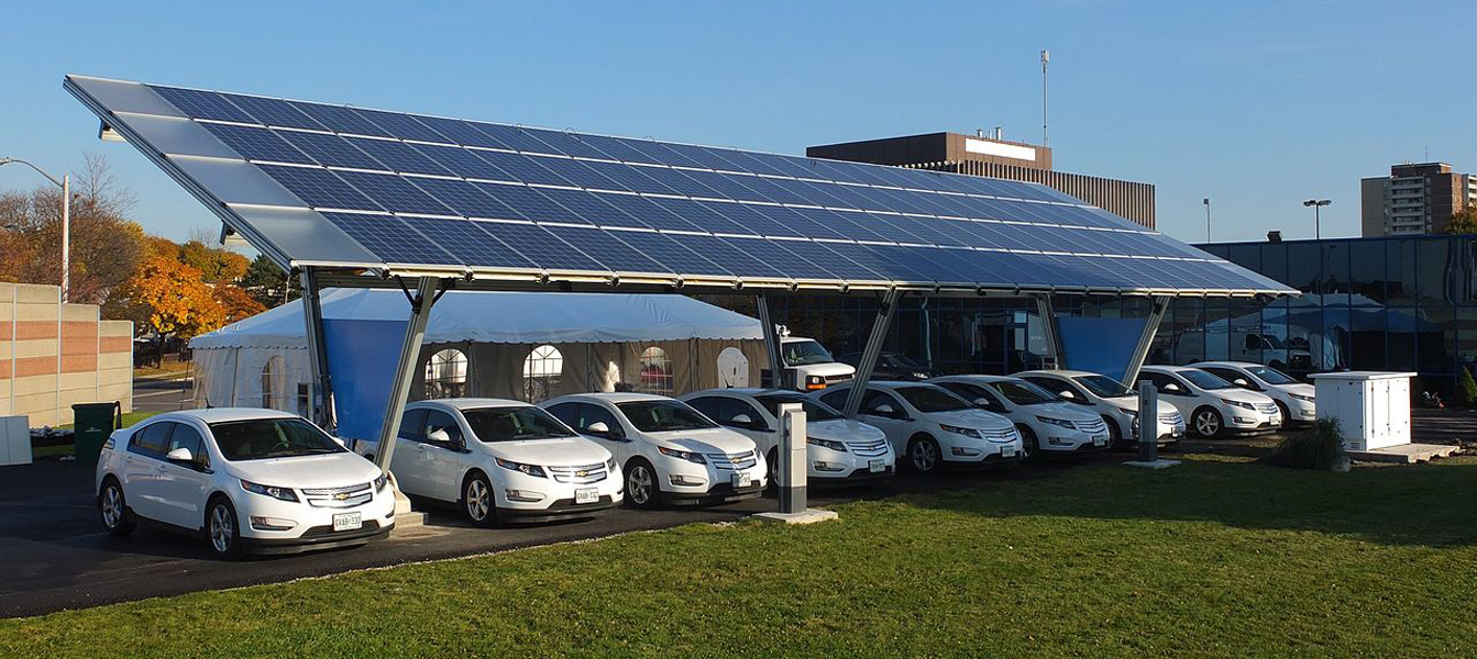 Solarpanele auf Carport, darunter zehn Elektroautos von Chevrolet.