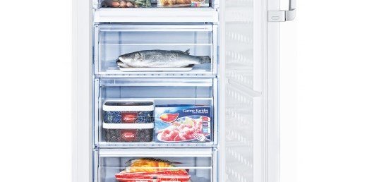 Gefrierschrank Beko FS 127930 in weiß, geöffnet mit Lebensmitteln befüllt