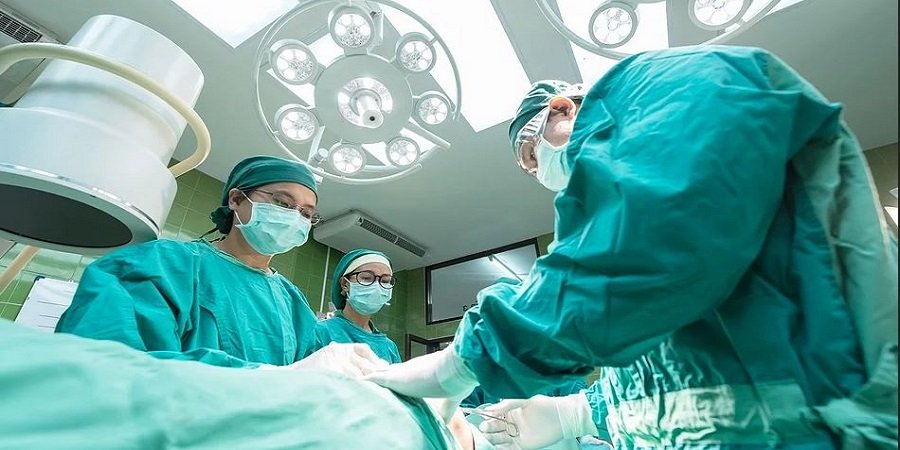 Ärzte operieren einen Patienten im Krankenhaus
