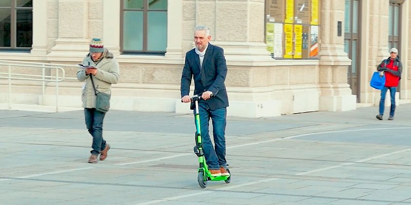 Mann auf Elektro Scooter 