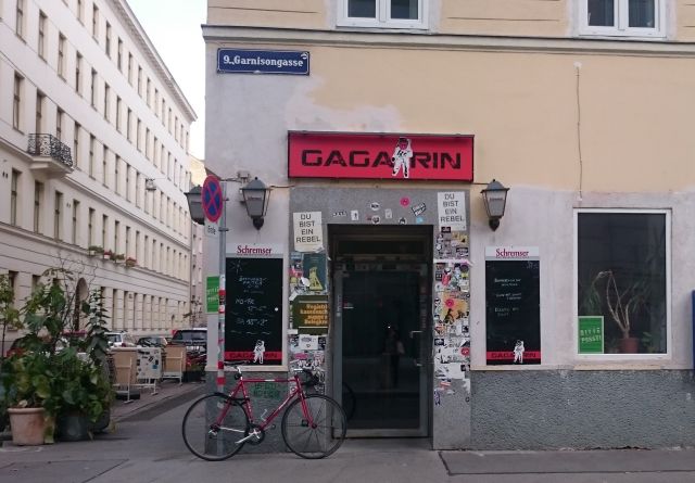 Eingang des Café Garagarin mit Gastgarten