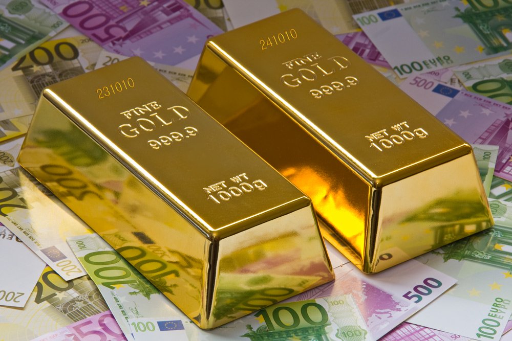 2 Goldbarren auf Euroscheinen