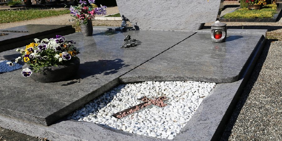 Grab mit steinen und Blumen