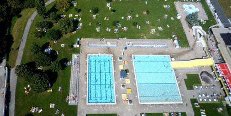 Luftbild Hietzinger Bad Freiluftbecken mit Schwimmhalle