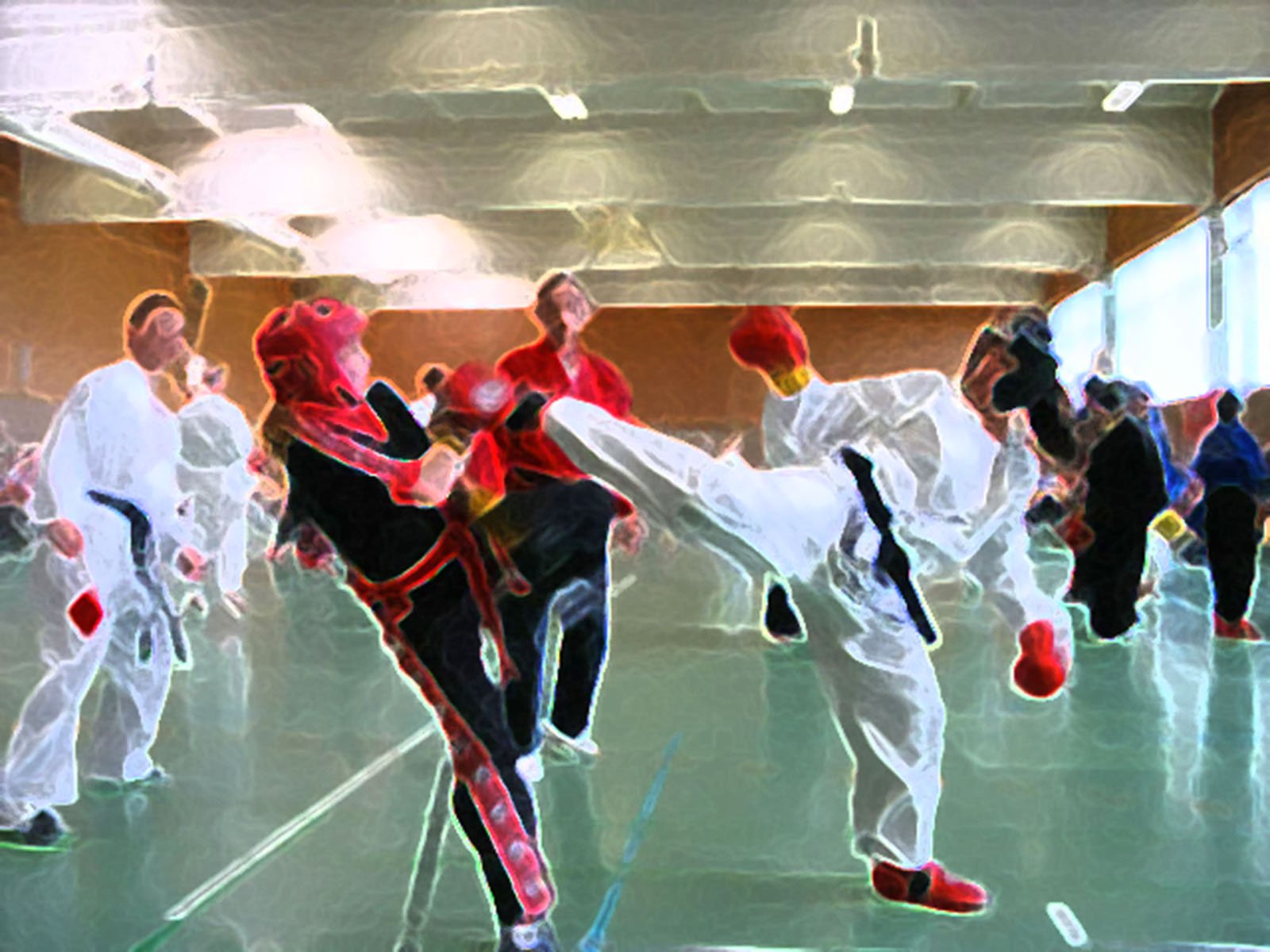 2 Kickboxer kämpfen umgeben von einem Trainer und Schülern