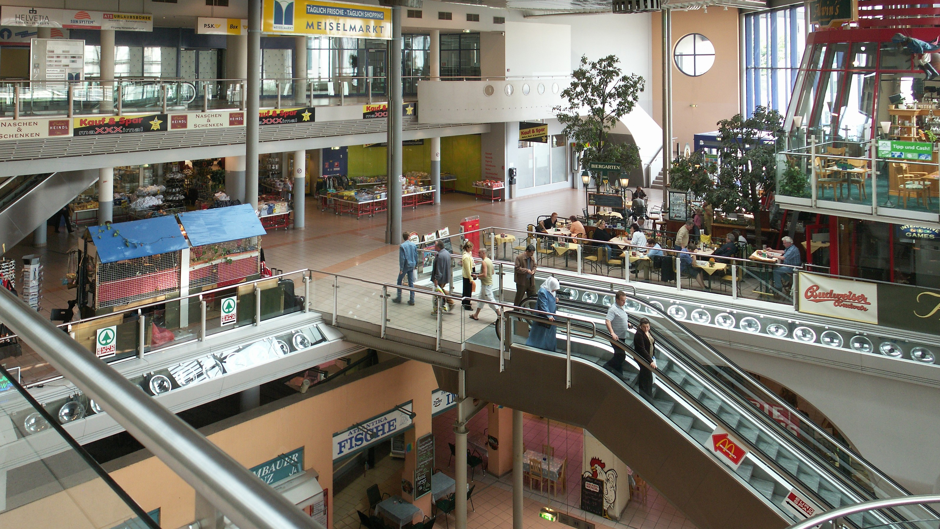 Bild von überdachtem Meiselmarkt: oben Shoppingcenter, unten Markt mit Gemüse und Co.