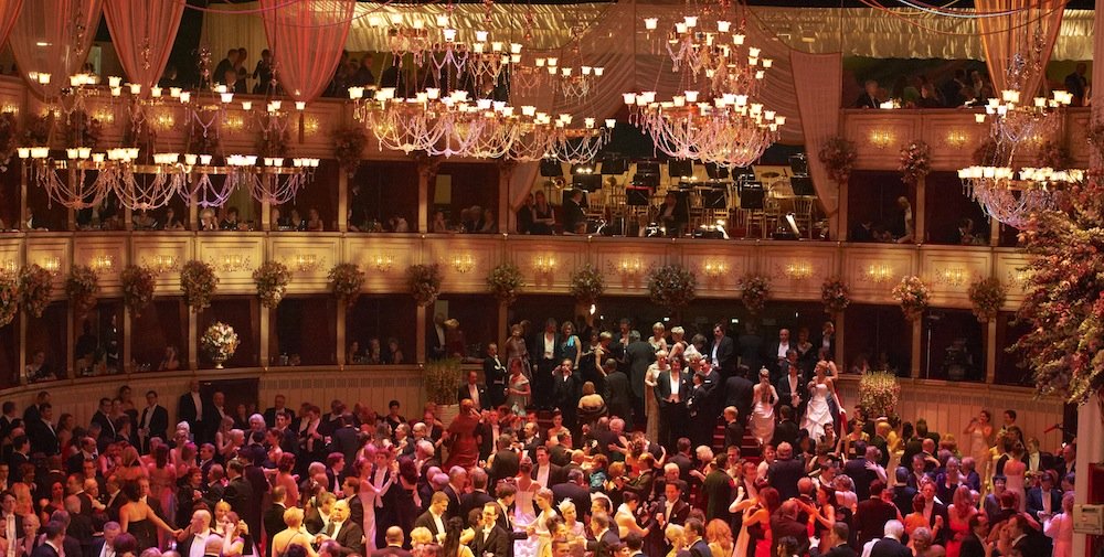 Tanzende Paare am Opernball in der Wiener Staatsoper 2012