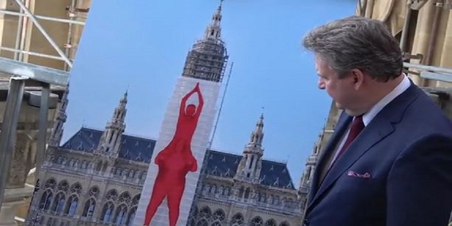 bürgermeister Ludwig schaut auf Leinwand mit neuem Kunstprojekt