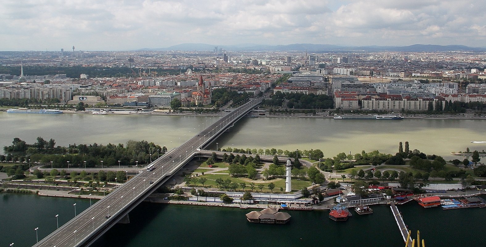 Blick über die Donauinsel und die Stadt Wien, vom nördlichen Ufer der Reichsbrücke aus gesehen