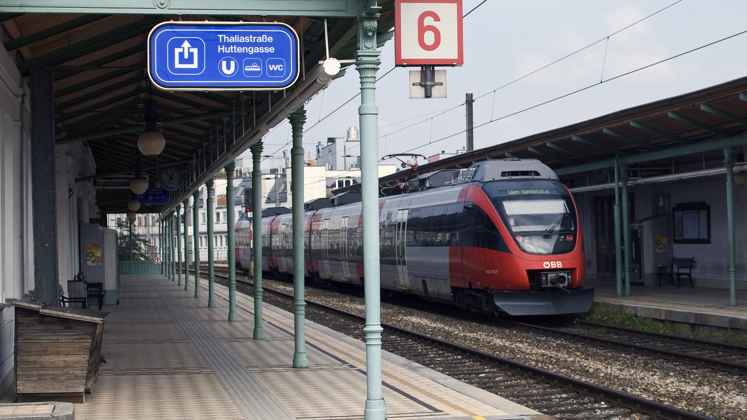Wiener Schnellbahn (Vorortlinie) fährt in einer Station ein