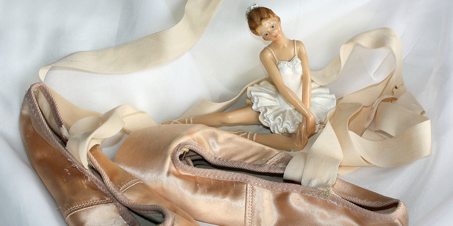 Ausgetanzte Ballettschuhe mit kleiner Ballerina - Puppe