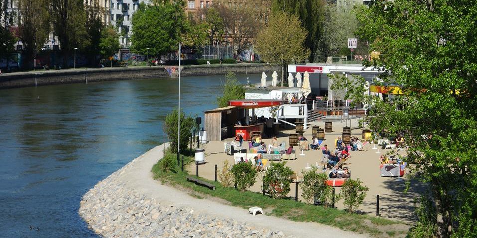 Ufer des Donaukanals mit Strandbar Herrmann