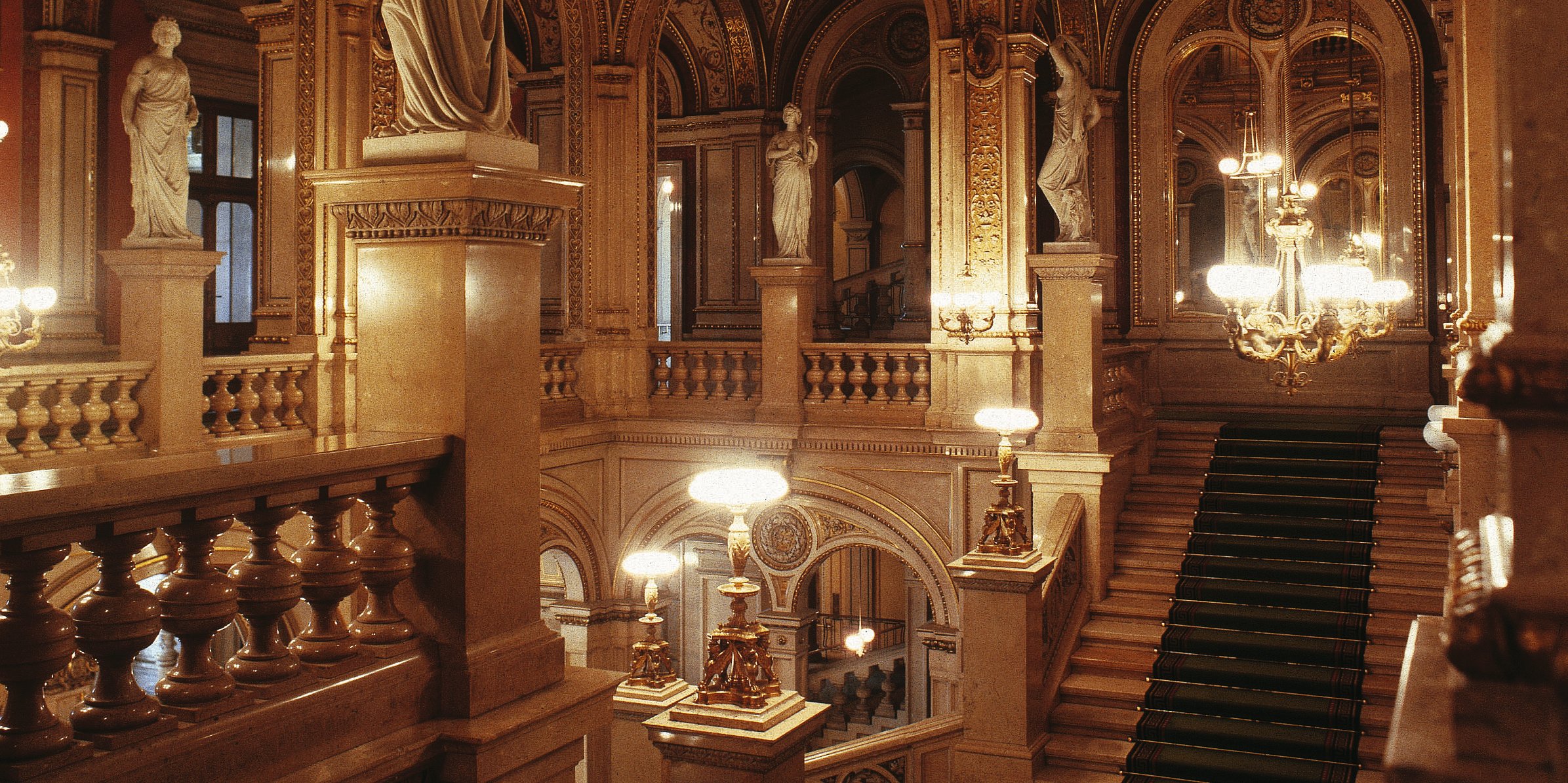 Treppenhaus der Wiener Staatsoper