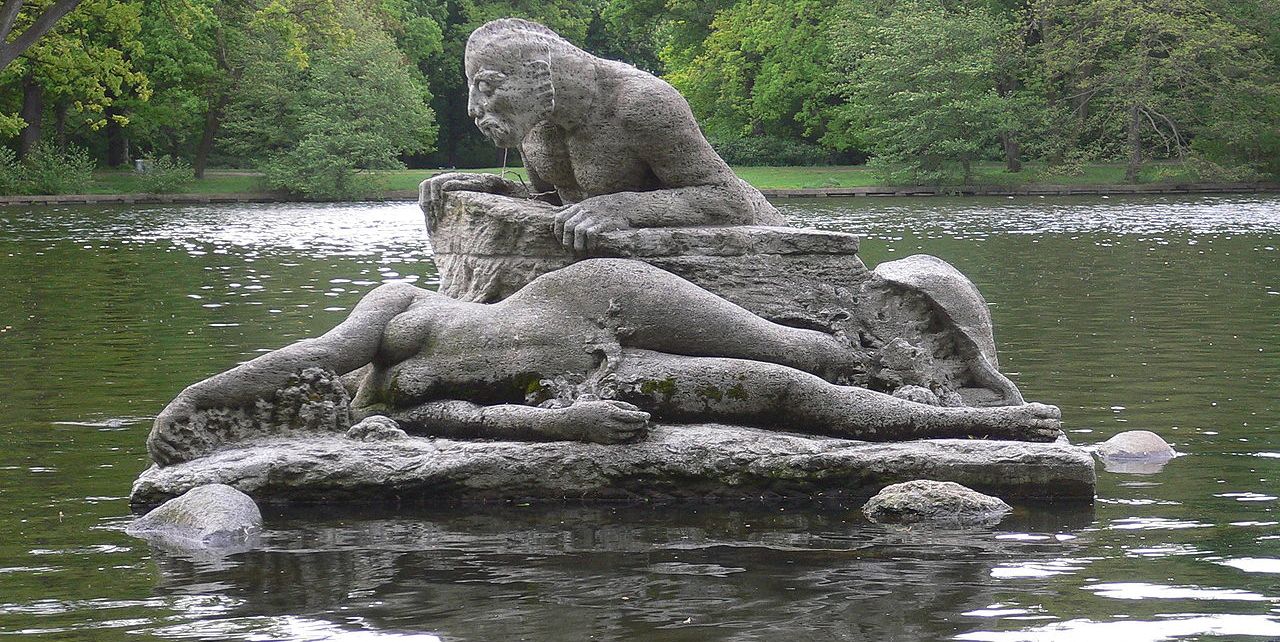 Skulptur Nök vom Meeresgrunde von Otto Petri, im Karpfenteich im Treptower Park
