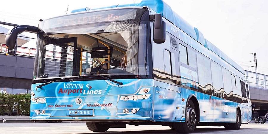 Blauer Bus der ÖBB der mit Wasserstoff betrieben wird