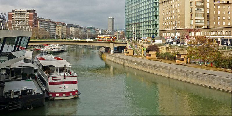 Donaukanal mit Twin City Liner Anlegestelle