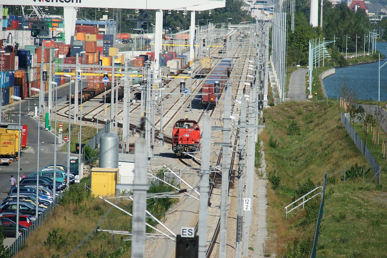 Hafen Wien Freudenau, mit Zügen, Containern und parkenden Autos