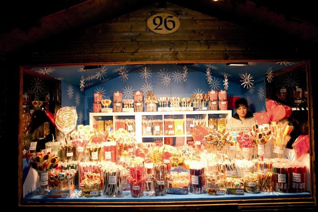Stand mit weihnachtlichen Süßigkeiten am Christkindlmarkt Altes AKH