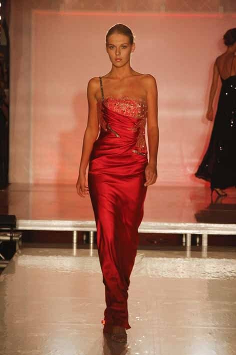 Model in rot schimmerndem Kleid