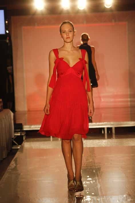 Model in rotem Kleid