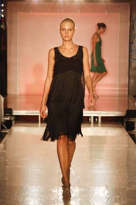 Model in schwarzem luftigem Kleid
