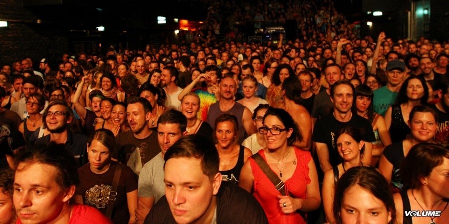 Publikum in der großen Halle Arena Wien