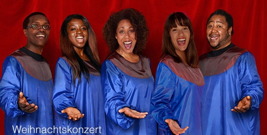 Gospel Chor mit 5 schwarzen Damen in blauen Gewändern